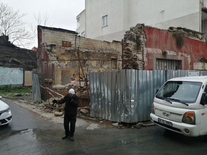 Çatısı çöken tarihi karakol hurdacıların talanına uğradı -10