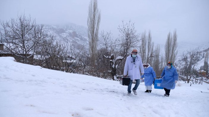 Sağlıkçıların karla kaplı Toros Dağı eteklerindeki zorlu 'aşı' mesaisi -3