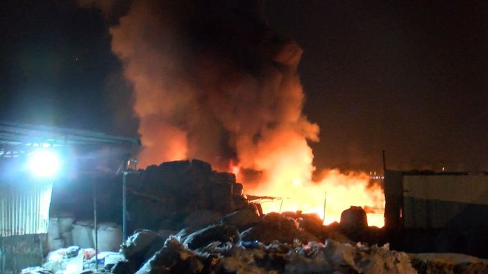 Ümraniye'de geri dönüşüm deposu alev alev yandı -3