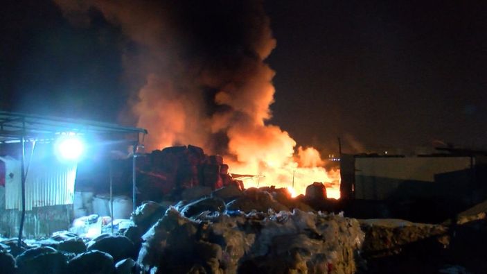 Ümraniye'de geri dönüşüm deposu alev alev yandı -2