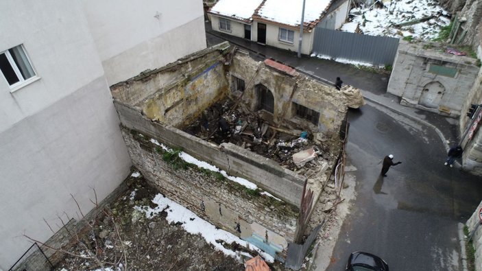 Çatısı çöken tarihi karakol hurdacıların talanına uğradı -1