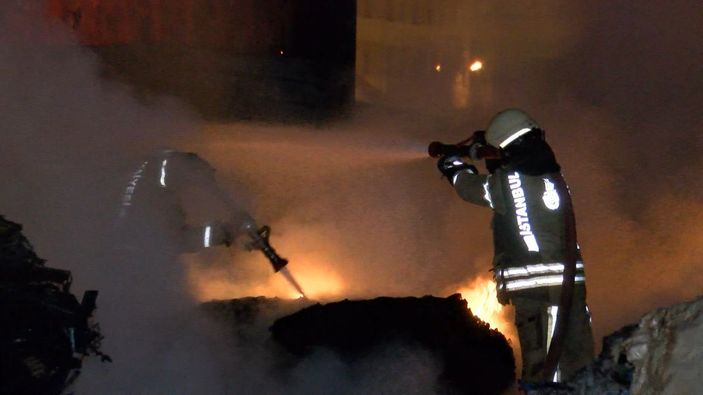 Ümraniye'de geri dönüşüm deposu alev alev yandı -7