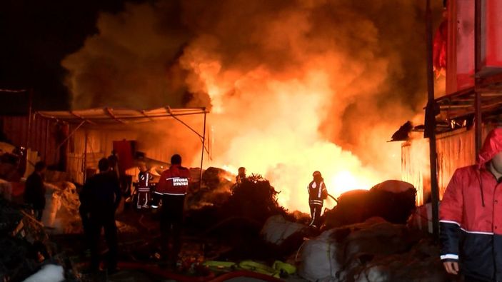 Ümraniye'de geri dönüşüm deposu alev alev yandı -1