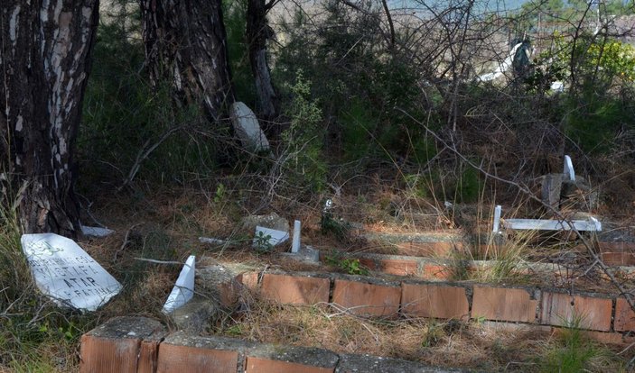 Aynı aileden 6 kişinin mezar taşı kırıldı -4