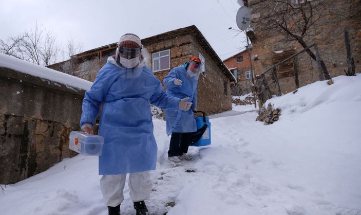Sağlıkçıların karla kaplı Toros Dağı eteklerindeki zorlu 'aşı' mesaisi -2