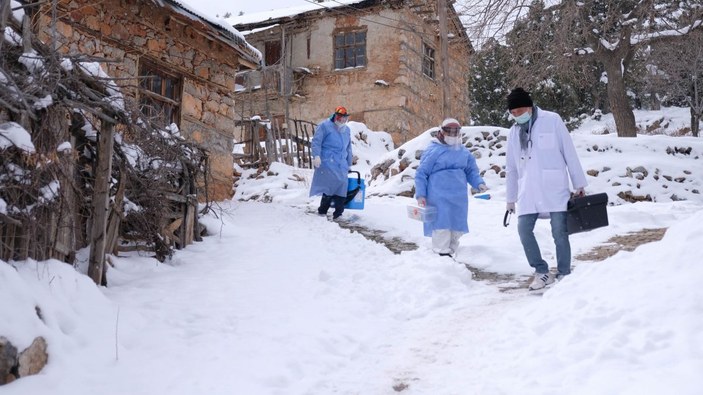 Sağlıkçıların karla kaplı Toros Dağı eteklerindeki zorlu 'aşı' mesaisi -1