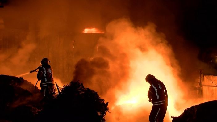 Ümraniye'de geri dönüşüm deposu alev alev yandı -5