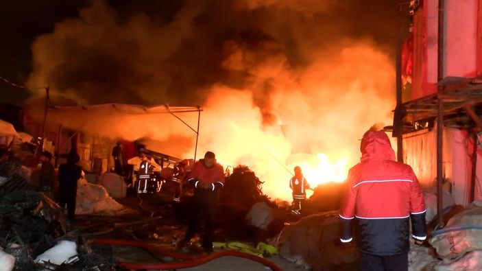 Ümraniye'de geri dönüşüm deposu alev alev yandı -8