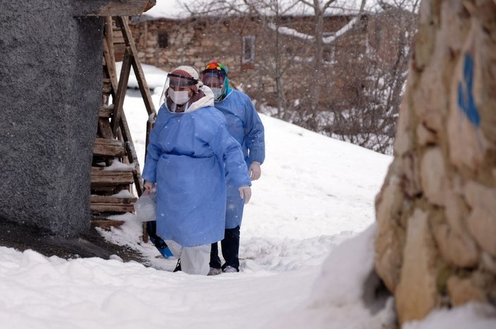 Sağlıkçıların karla kaplı Toros Dağı eteklerindeki zorlu 'aşı' mesaisi -6