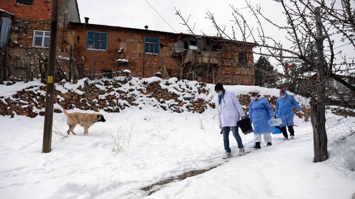 Sağlıkçıların karla kaplı Toros Dağı eteklerindeki zorlu 'aşı' mesaisi -5