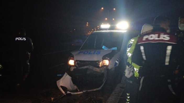 Bursa’da polisten kaçan şüphelileri kenti birbirine kattı, ekip aracına ve bariyerlere çarpan araç alev aldı -3