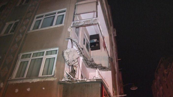 Zeytinburnu’nda bir binanın balkonu çöktü -2