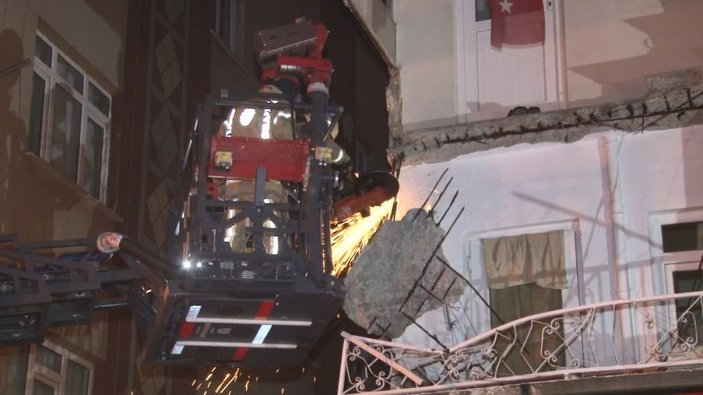 Zeytinburnu’nda bir binanın balkonu çöktü -7