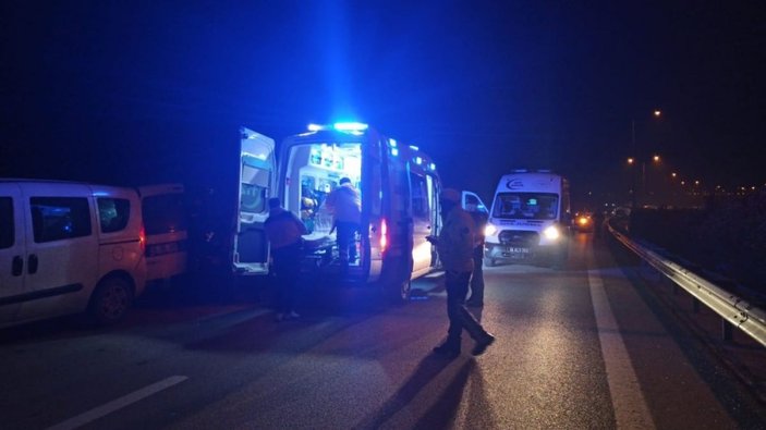 Bursa’da polisten kaçan şüphelileri kenti birbirine kattı, ekip aracına ve bariyerlere çarpan araç alev aldı -7