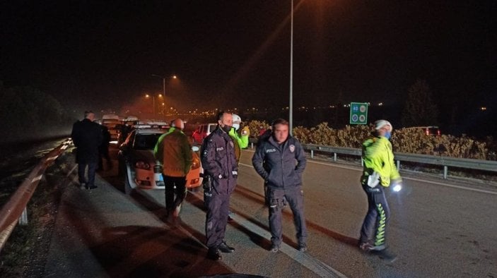 Bursa’da polisten kaçan şüphelileri kenti birbirine kattı, ekip aracına ve bariyerlere çarpan araç alev aldı -4