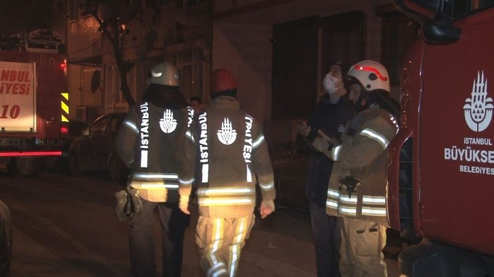 Zeytinburnu’nda bir binanın balkonu çöktü -1