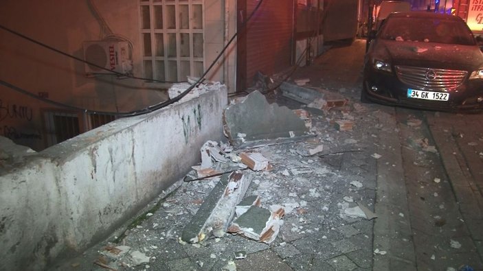 Zeytinburnu’nda bir binanın balkonu çöktü -3