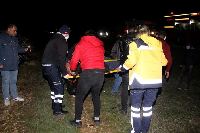 Arpa yüklü tır ters döndü: 2 ağır yaralı -1