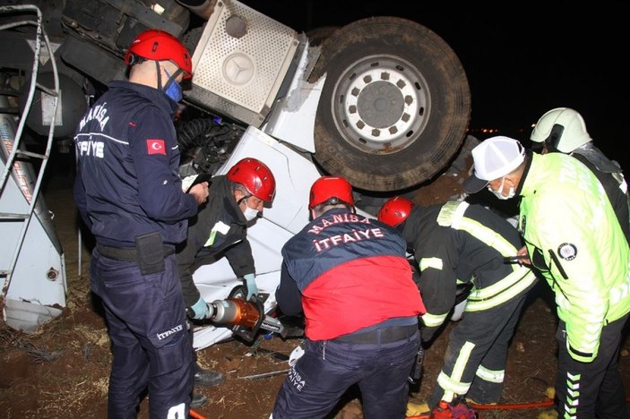 Arpa yüklü tır ters döndü: 2 ağır yaralı -3