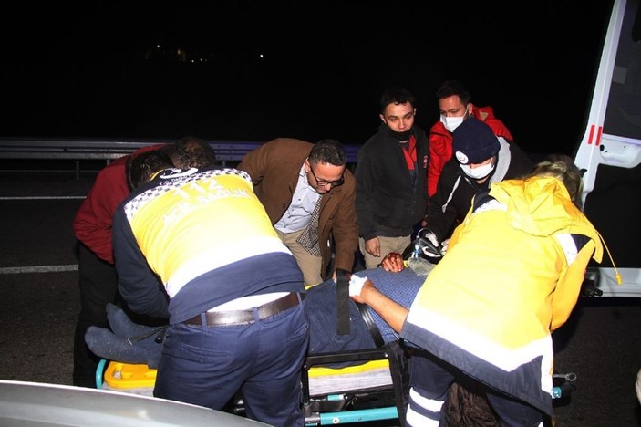 Arpa yüklü tır ters döndü: 2 ağır yaralı -2