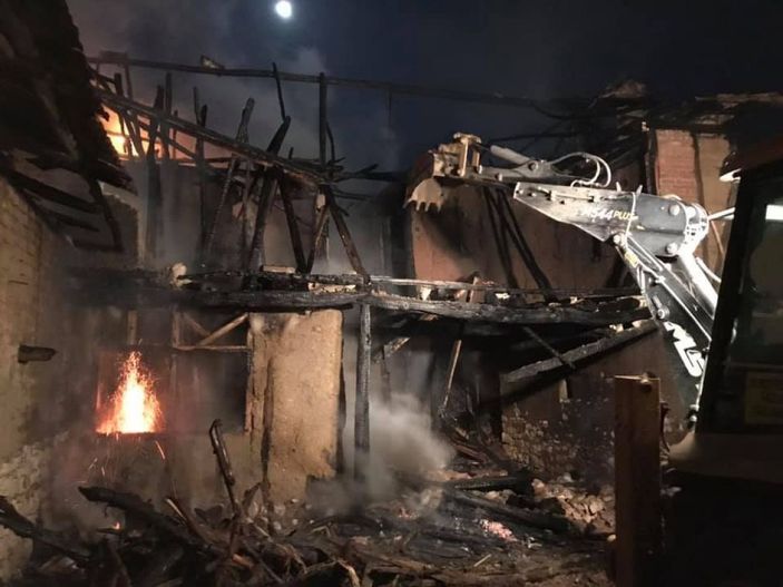 Mangal yaparken 2 katlı evini yaktı -2