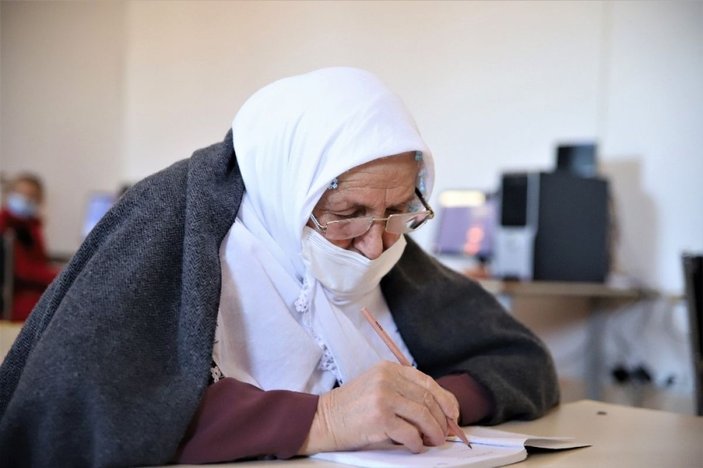 Kur’an-ı Kerim okumak için 70 yaşında okuma yazma öğreniyor -1