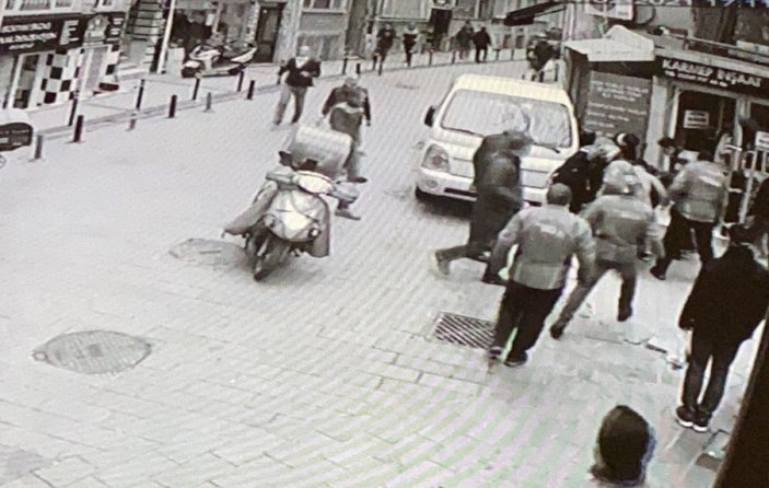 Beşiktaş'ta kadın polisten kaçan şüpheliye vatandaş dayağı