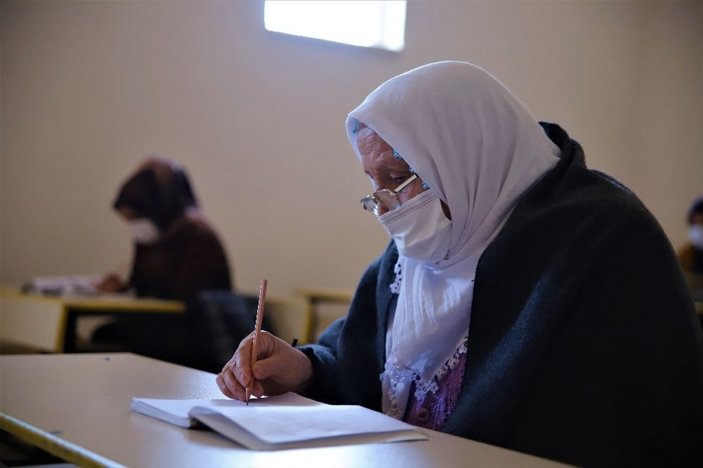 Kur’an-ı Kerim okumak için 70 yaşında okuma yazma öğreniyor -5