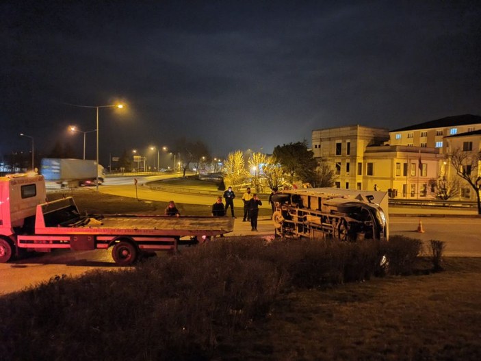 Bursa'da yan yatan kamyoneti vatandaşlar düzeltti -4