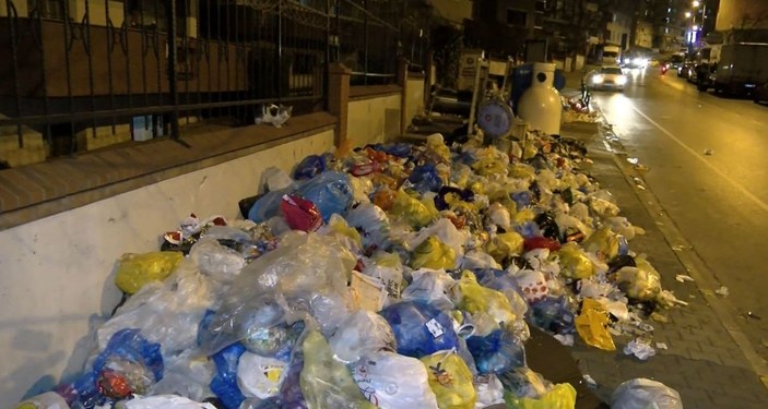 Maltepe'de işçilerin grevi devam ederken çöp yığınları artıyor -1