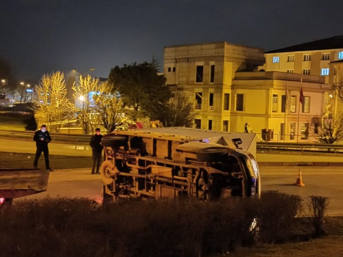 Bursa'da yan yatan kamyoneti vatandaşlar düzeltti -3