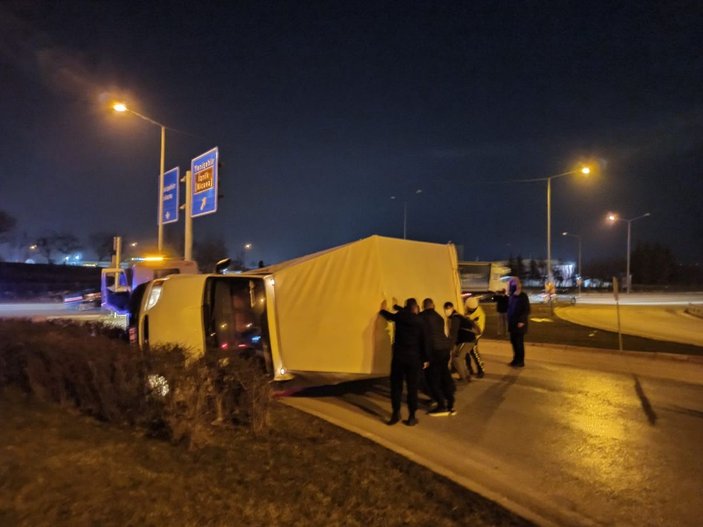 Bursa'da yan yatan kamyoneti vatandaşlar düzeltti -1