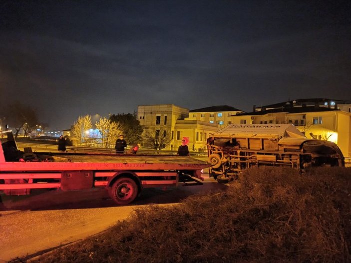 Bursa'da yan yatan kamyoneti vatandaşlar düzeltti -5