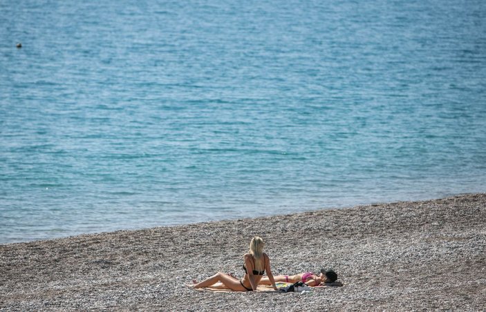 Antalya'da turistler sahile indi