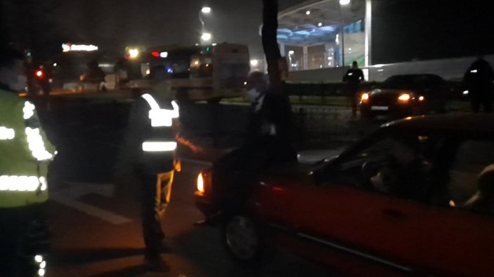 (Özel) Alkollü sürücü aracını bağlatmamak için kaputa oturup polislere direndi -6