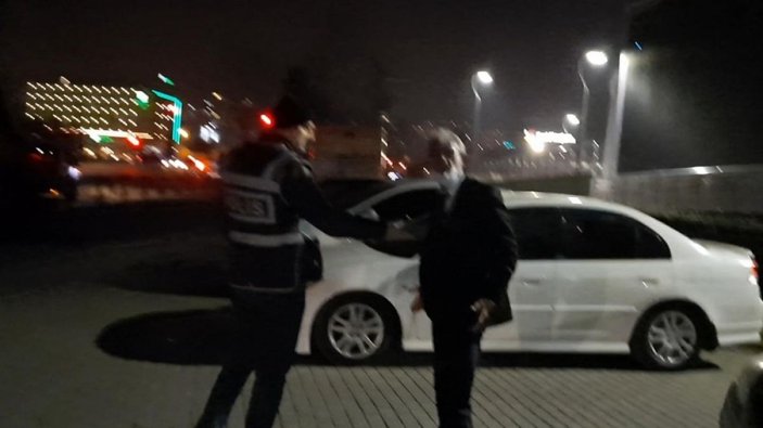 (Özel) Alkollü sürücü aracını bağlatmamak için kaputa oturup polislere direndi -1