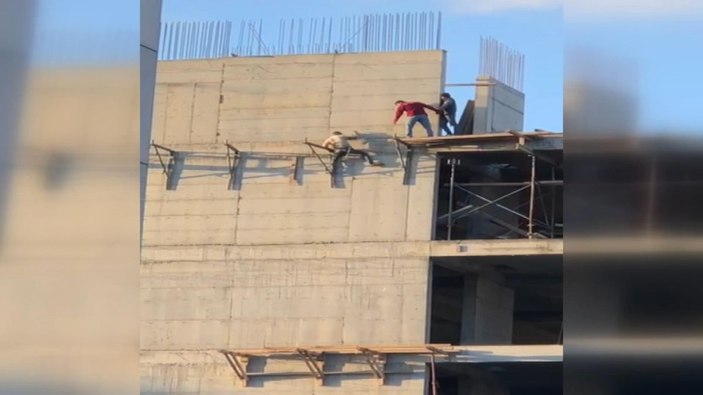 Sultangazi'de inşaat işçisinin tehlikeli çalışması kamerada  -1