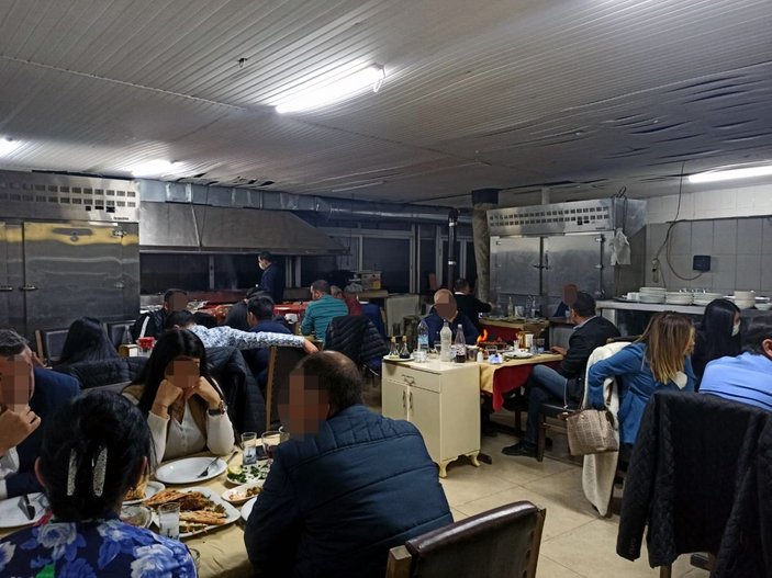 Adana’da açık restoranlara operasyon: 236 bin 400 lira ceza kesildi -4