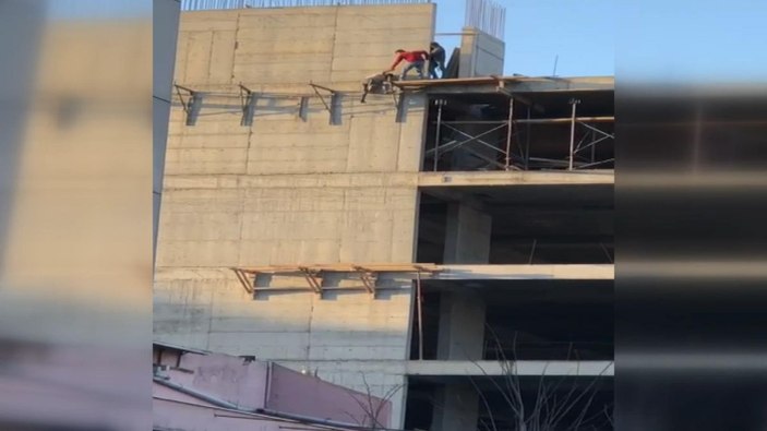 Sultangazi'de inşaat işçisinin tehlikeli çalışması kamerada  -4