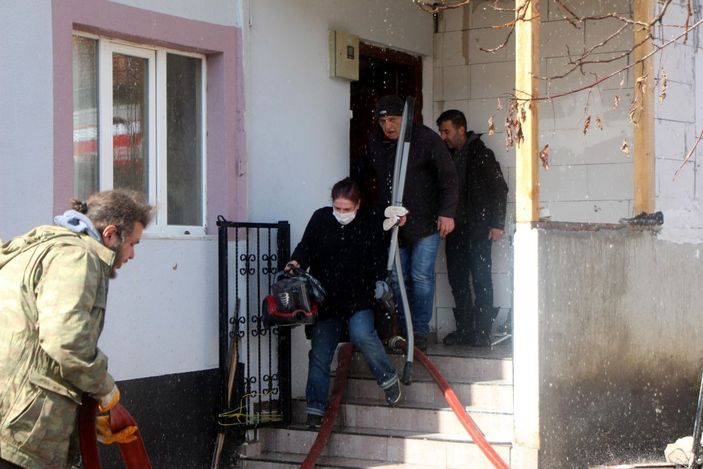 Yangın çıkan evdeki eşyaları kurtarmak için seferber oldular -7