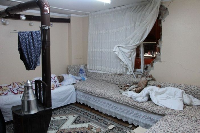 Duvarı yıkan tır davetsiz misafir oldu -1