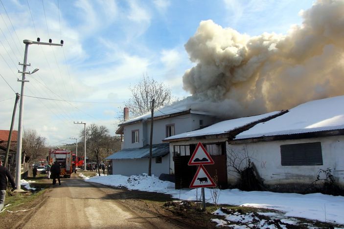 Yangın çıkan evdeki eşyaları kurtarmak için seferber oldular -1