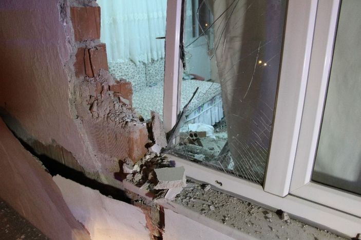 Duvarı yıkan tır davetsiz misafir oldu -4