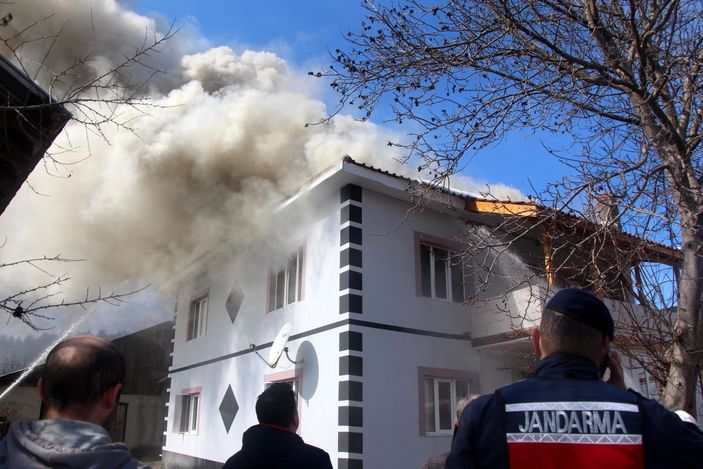 Yangın çıkan evdeki eşyaları kurtarmak için seferber oldular -3