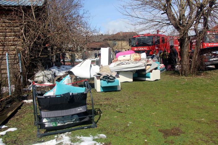 Yangın çıkan evdeki eşyaları kurtarmak için seferber oldular -9