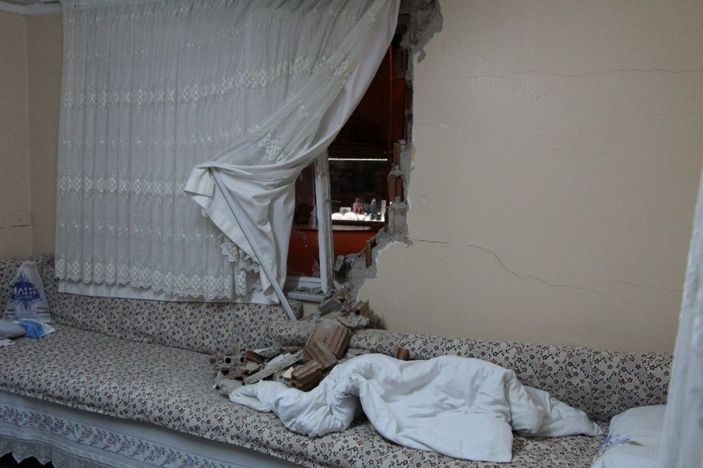 Duvarı yıkan tır davetsiz misafir oldu -5