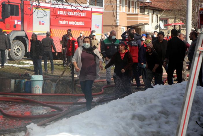 Yangın çıkan evdeki eşyaları kurtarmak için seferber oldular -8