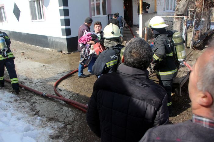 Yangın çıkan evdeki eşyaları kurtarmak için seferber oldular -4