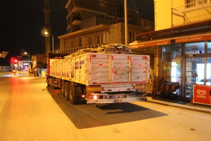 Duvarı yıkan tır davetsiz misafir oldu -6