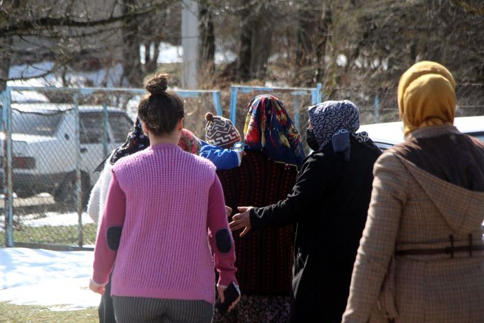 d Yangın çıkan evdeki eşyaları kurtarmak için seferber oldular -10